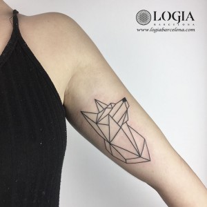 tatuaje-biceps-perro-lineal-logiabarcelona-ana-godoy     